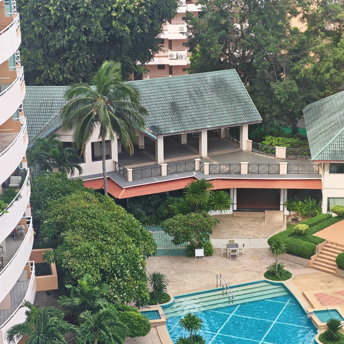 Chateau Dale clubhouse and pool area